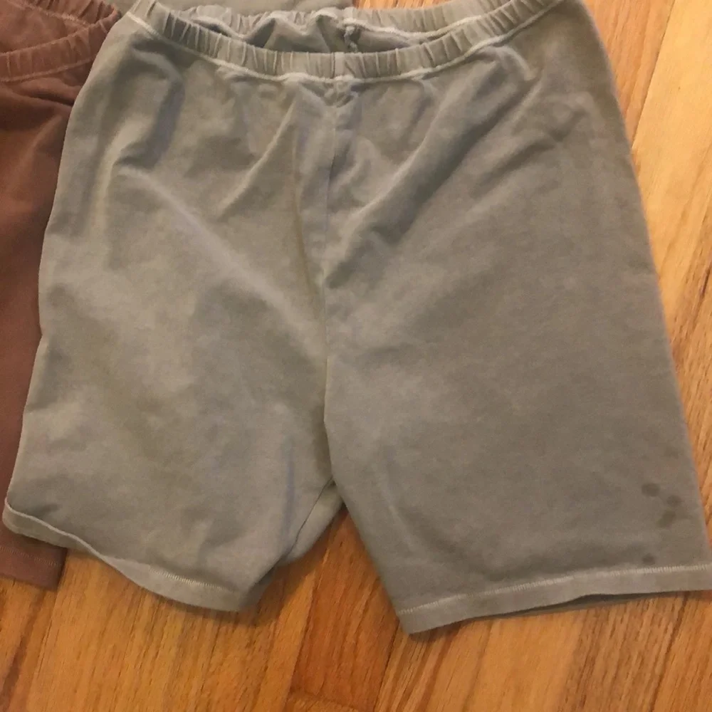 Skims lot of 3. 2 mid thigh shorts large and 1 top 3X - Picture 4 of 6